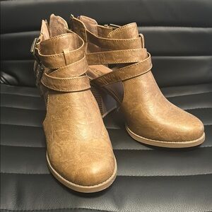Soda Women’s Tan Ankle Booties, Size 9